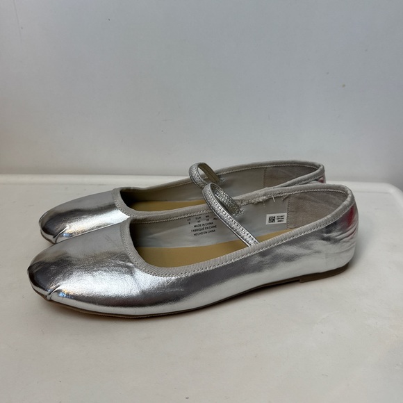New! AMERICAN EAGLE - silver ballet/Mary Jane flat.
Size: 9 - Picture 2 of 7